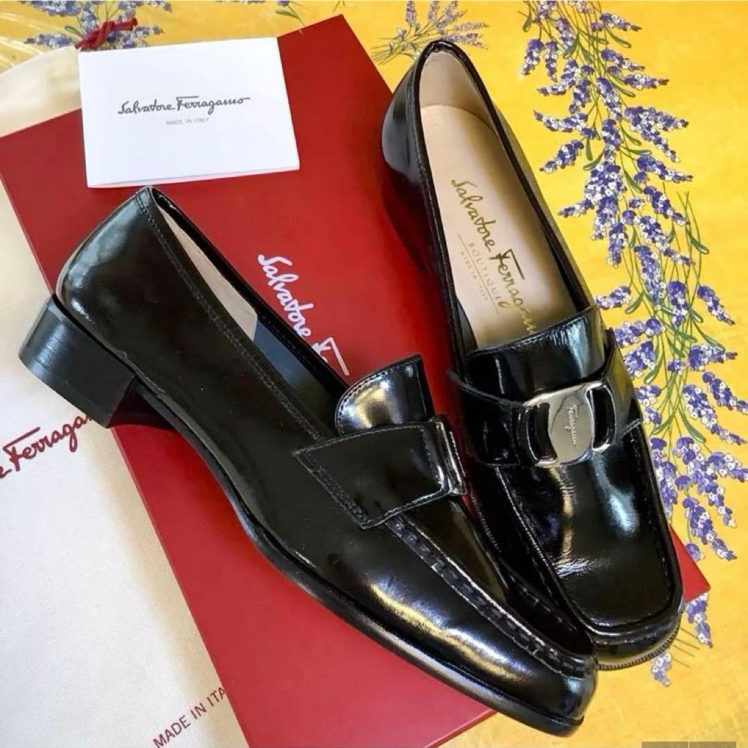 新品! フェラガモ ローファー アイコンメタルバックル 極上パテント 22㎝