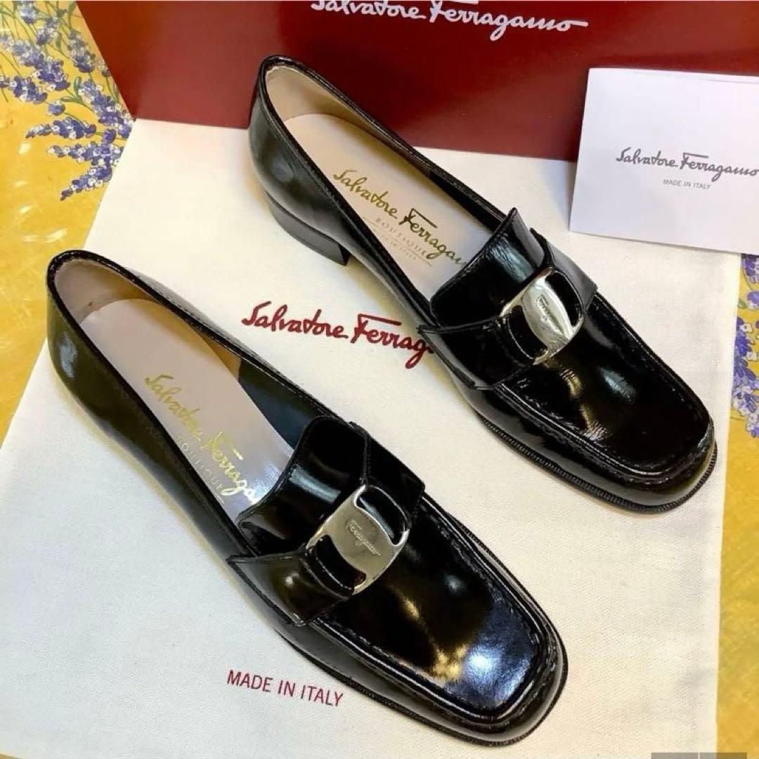 新品! フェラガモ ローファー アイコンメタルバックル 極上パテント 22㎝