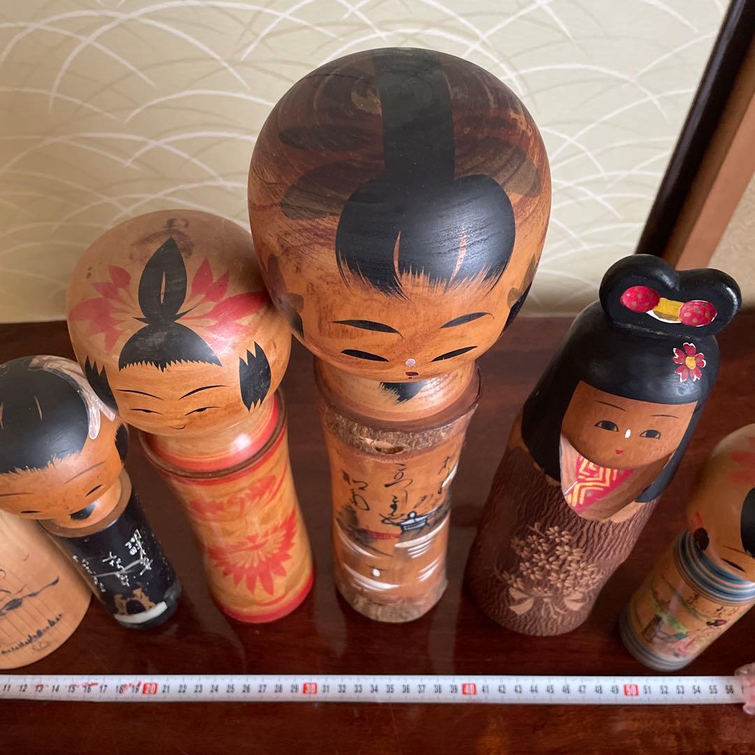 伝統的な手描き木製こけし