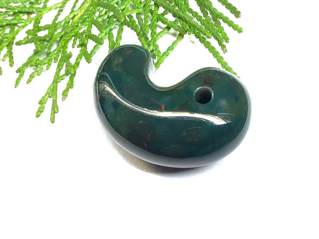 ✳【碧玉】と言える濃厚青緑色の出雲石勾玉　浮き草文様*斑点入り15万円はします