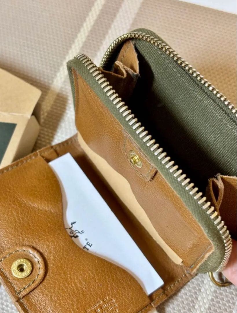 【入手困難】IL BISONTE(イルビゾンテ) ケース　ブランド 高級