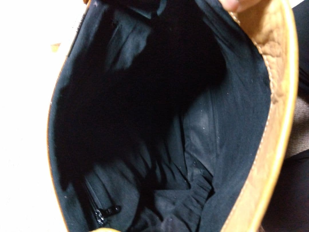 レザー製リュック 黒と黄 Mのロゴ