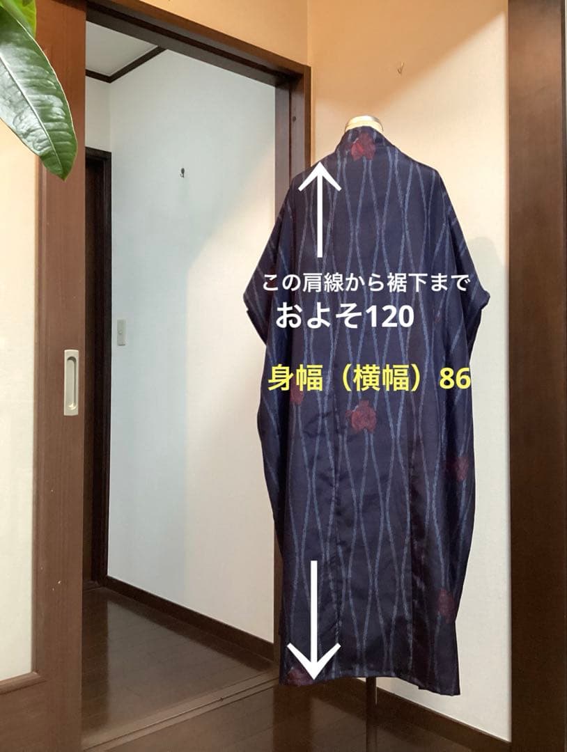 着物リメイク　正絹上質紬　スタイリッシュ＆モード　蝶柄ネイビー　ポケット付ワンピ