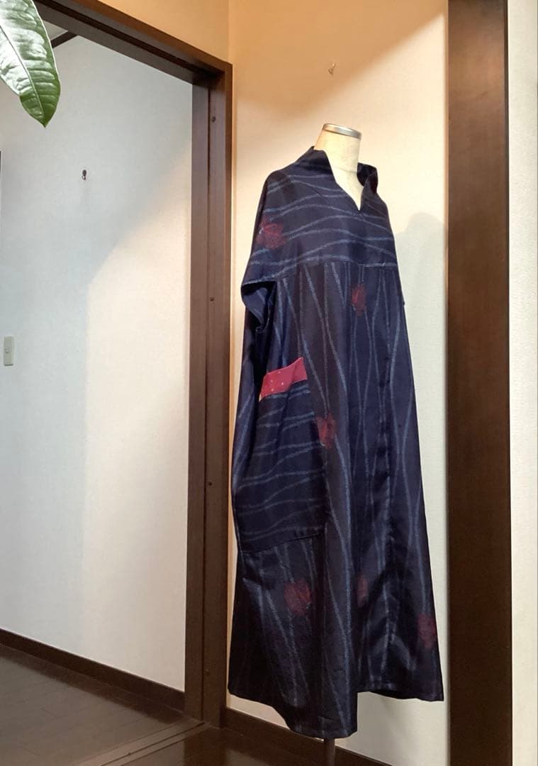 着物リメイク　正絹上質紬　スタイリッシュ＆モード　蝶柄ネイビー　ポケット付ワンピ