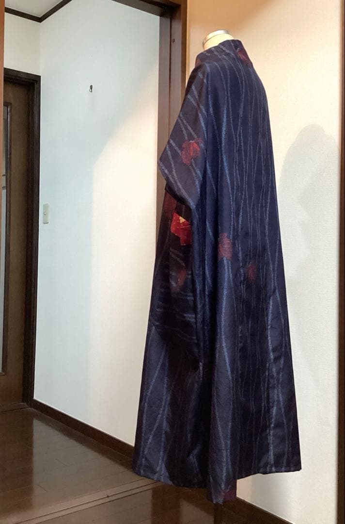 着物リメイク　正絹上質紬　スタイリッシュ＆モード　蝶柄ネイビー　ポケット付ワンピ