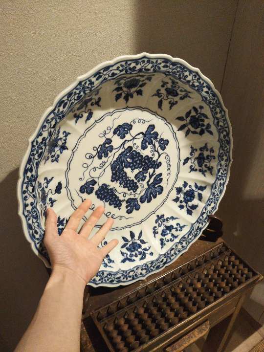 景徳鎮で制作した大型の皿です