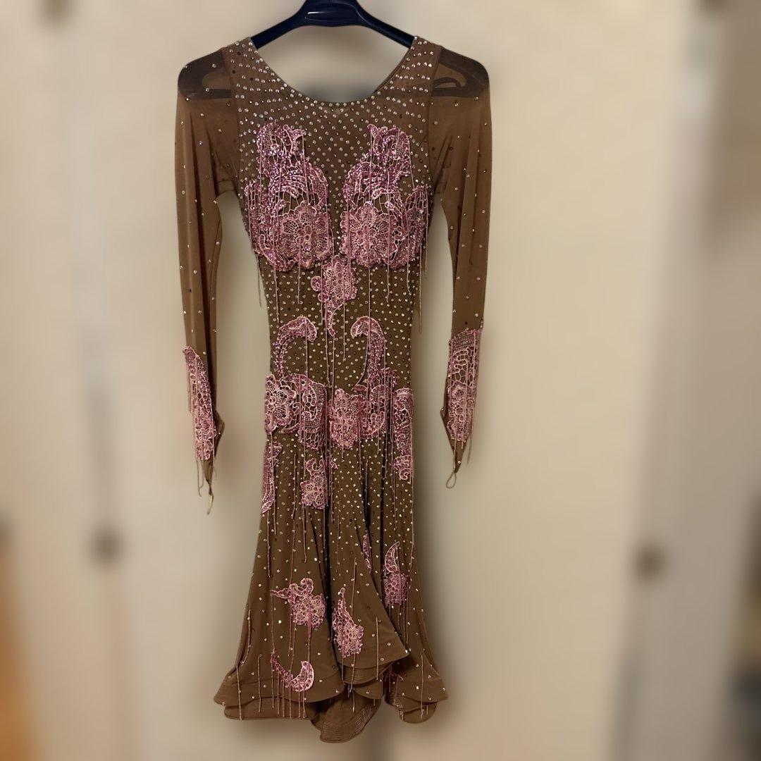 ブラウンベージュ長袖ダンスドレス ピンク刺繍
