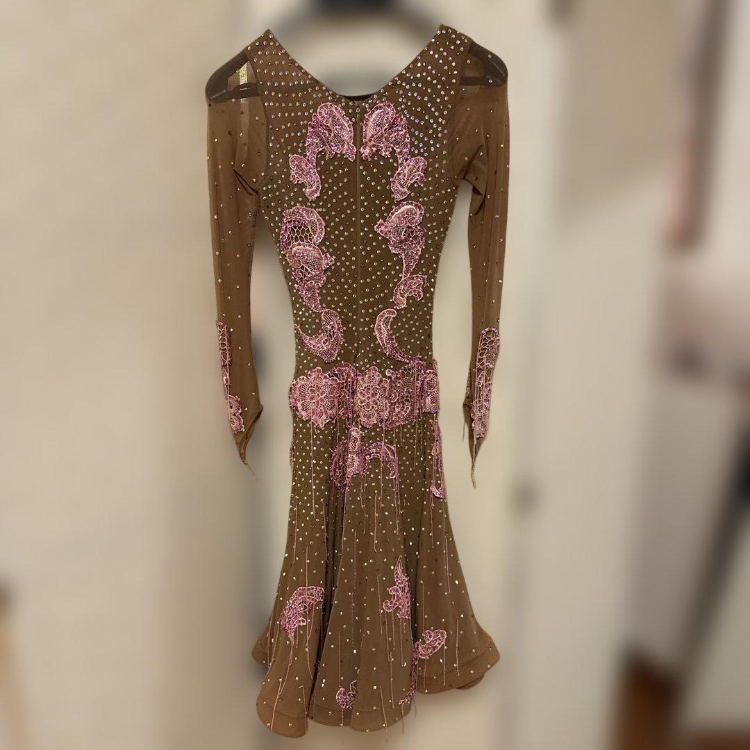 ブラウンベージュ長袖ダンスドレス ピンク刺繍