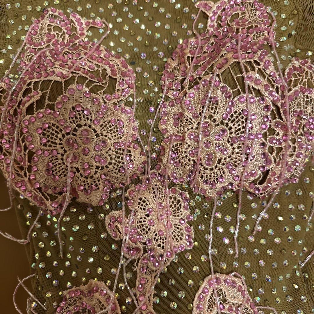 ブラウンベージュ長袖ダンスドレス ピンク刺繍