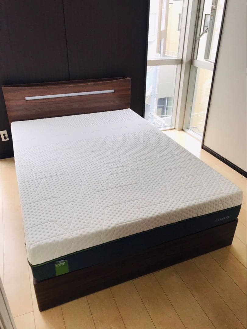 【関東圏配送設置無料】Iwanaga ベッドフレーム　ダブル　（コンセント付き）