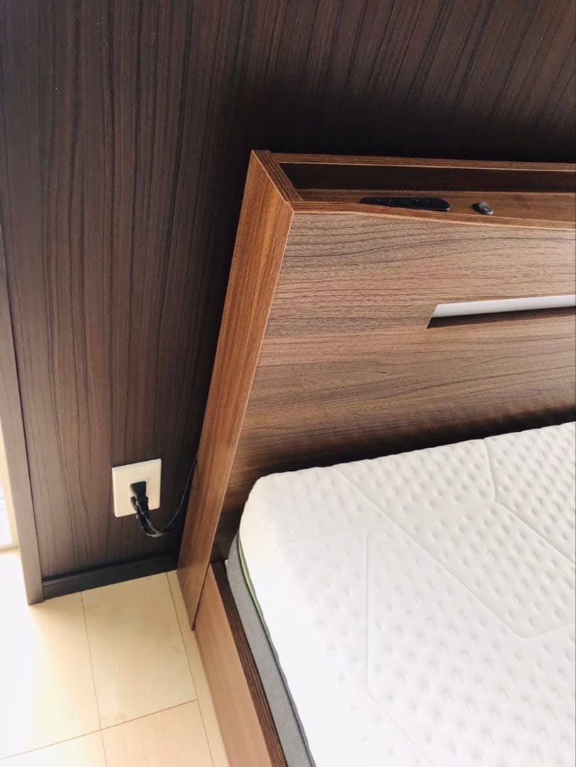 【関東圏配送設置無料】Iwanaga ベッドフレーム　ダブル　（コンセント付き）