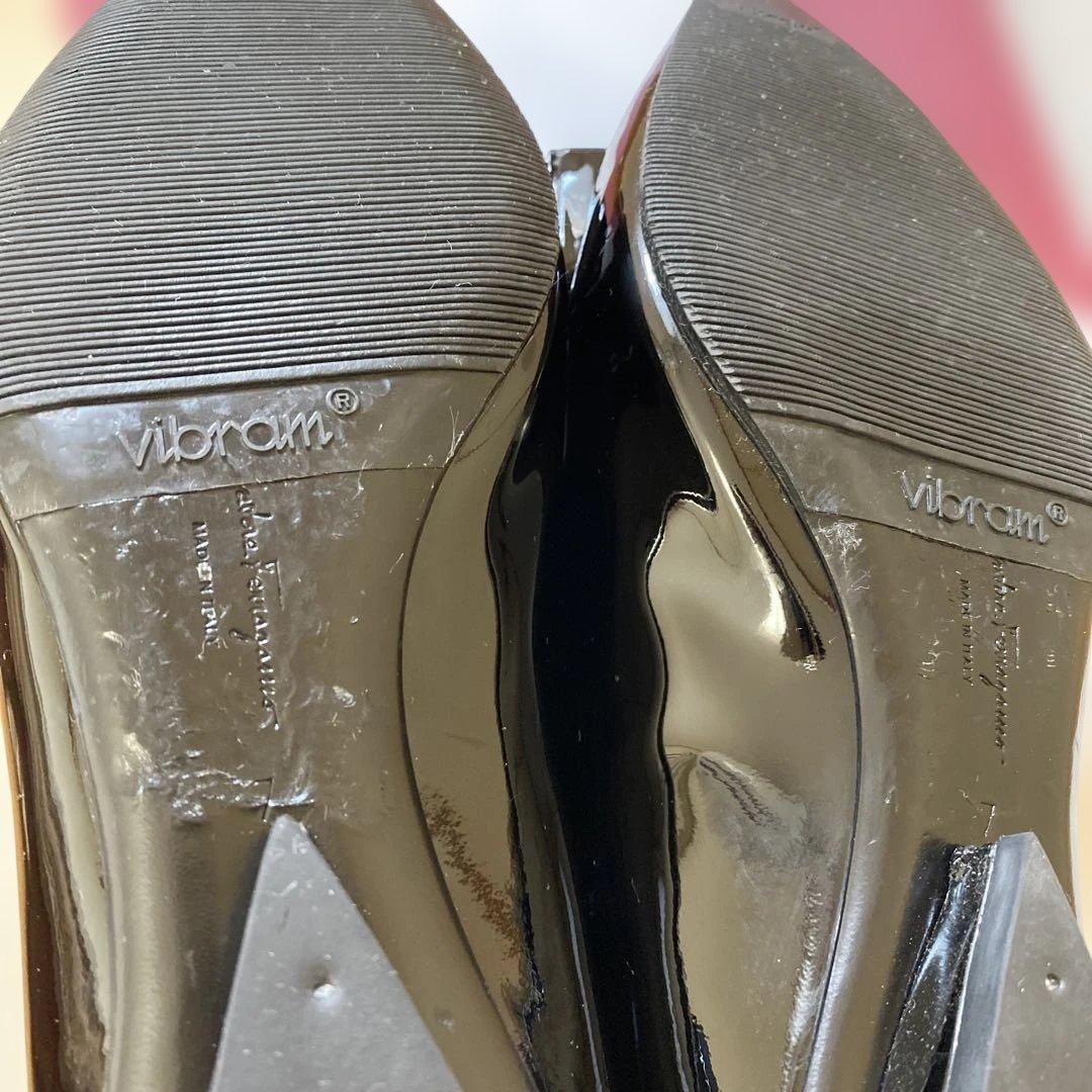 未使用に近い　美品　希少　フェラガモ　VIVA ブラックエナメル　７D 箱付き