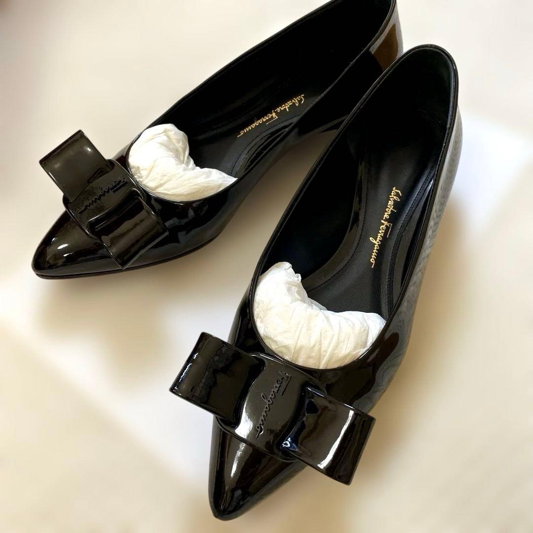 未使用に近い　美品　希少　フェラガモ　VIVA ブラックエナメル　７D 箱付き