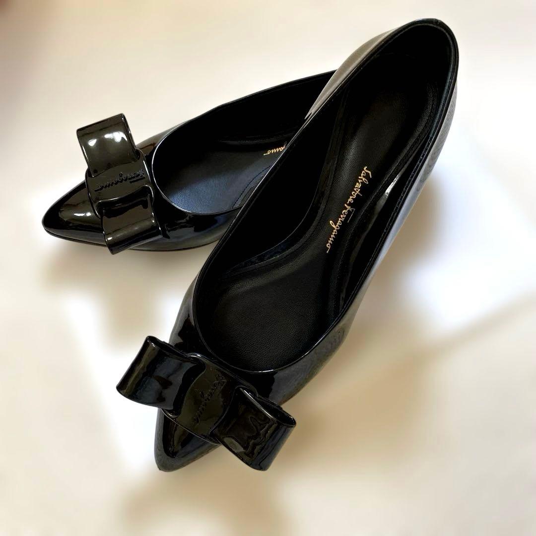 未使用に近い　美品　希少　フェラガモ　VIVA ブラックエナメル　７D 箱付き