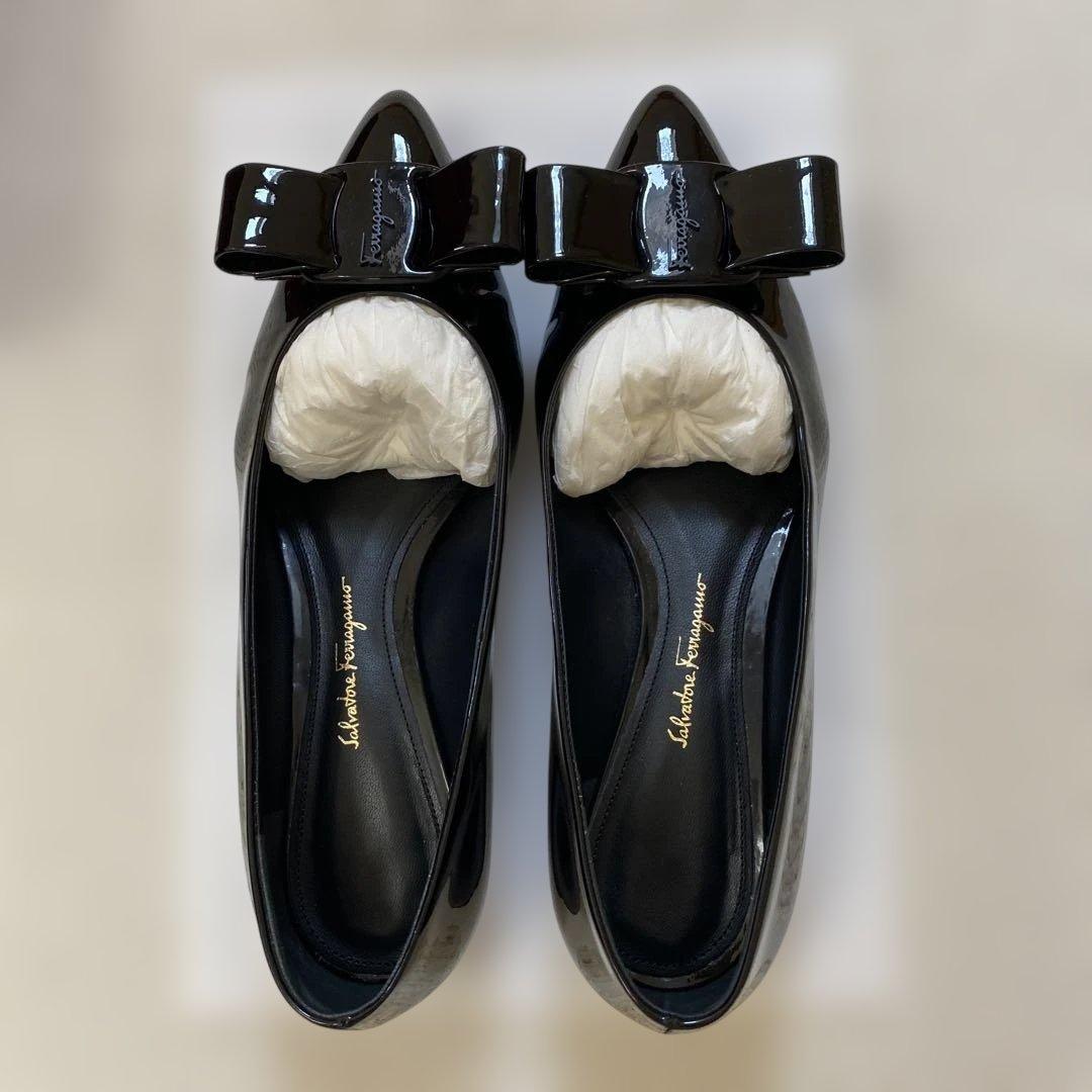 未使用に近い　美品　希少　フェラガモ　VIVA ブラックエナメル　７D 箱付き