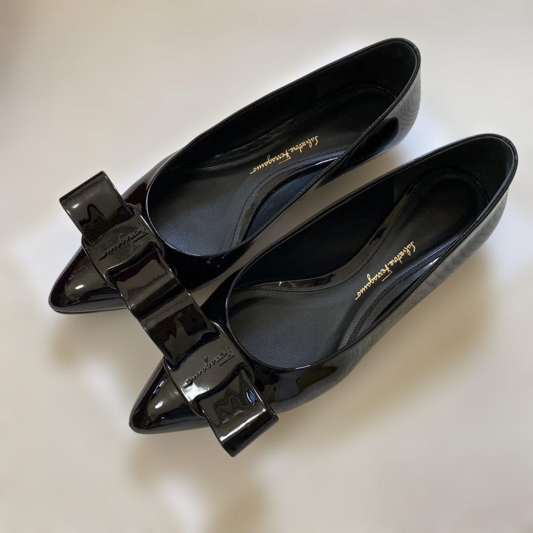 未使用に近い　美品　希少　フェラガモ　VIVA ブラックエナメル　７D 箱付き