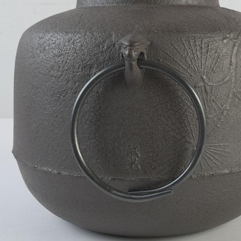 茶道具　釜師　菊池政光作　松文　阿弥陀釜　共箱　V　9904A