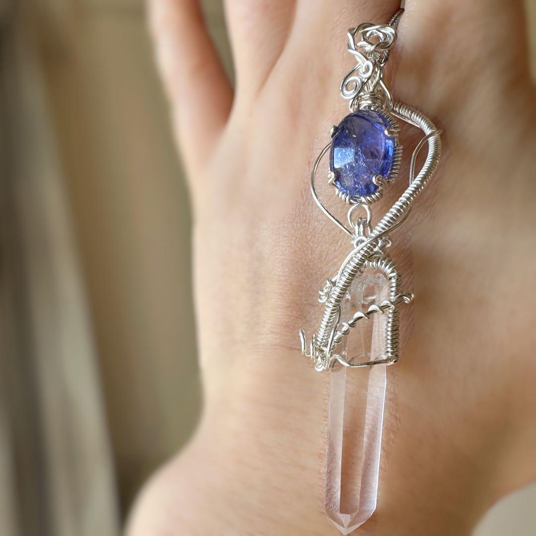 タンザナイトとヒマラヤ水晶の剣モチーフペンダント
