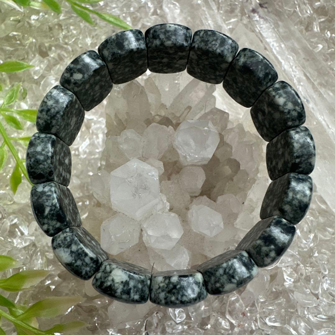 【遠野霊石】チャンスを引き寄せる高波動バングル　本来のあなたへ守りと導きを。