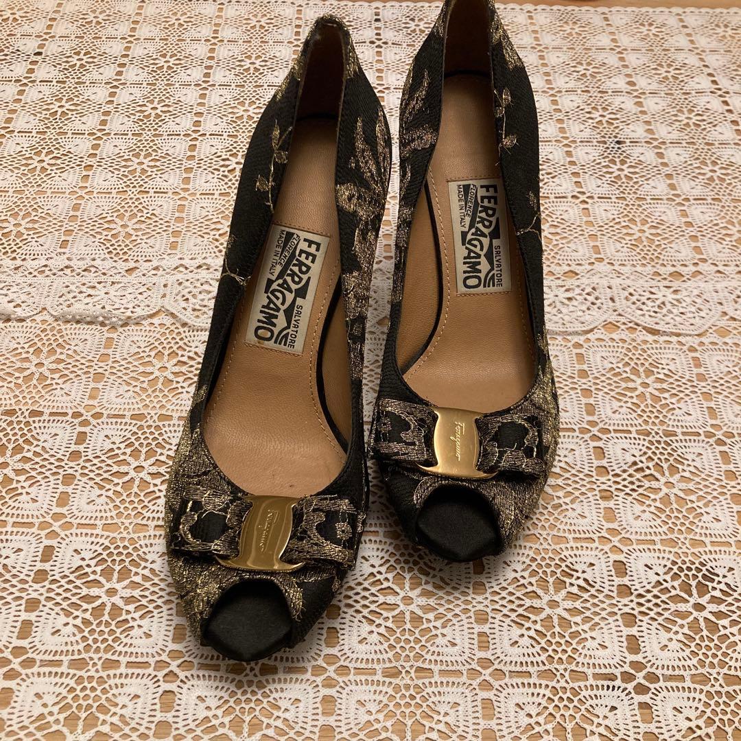 Ferragamo 黒金花柄 オープントゥヒール　サイズ6 / 2B