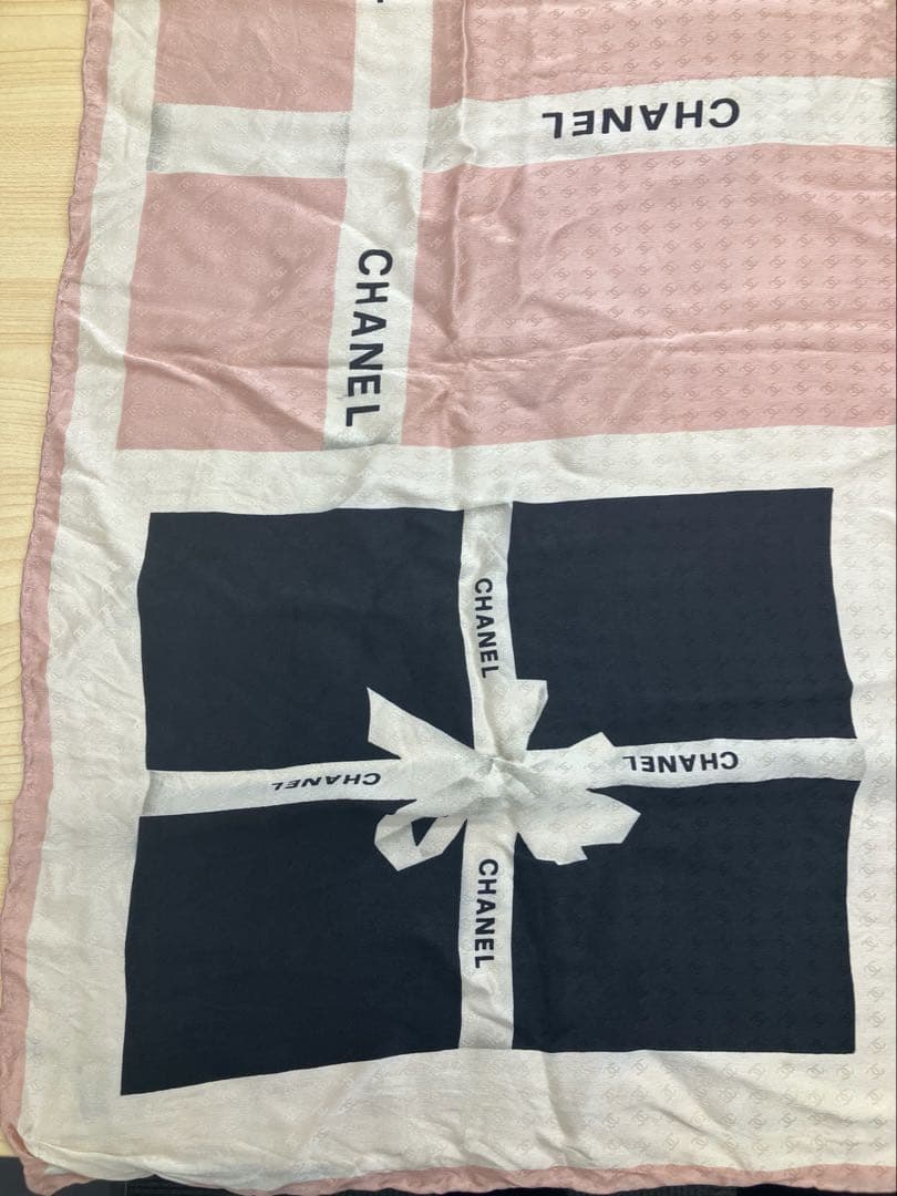 ゆな CHANEL プレゼントBOX柄 大判スカーフ ピンク×ブラック