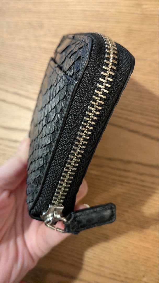 【美品】パイソン　二つ折り財布　ファスナー　黒　箱付　高級感　おしゃれ