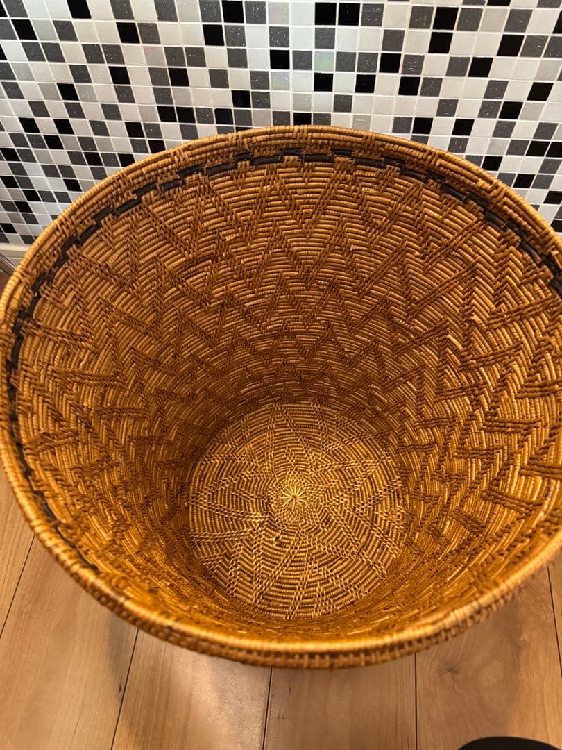 天然素材の蓋付きバスケット