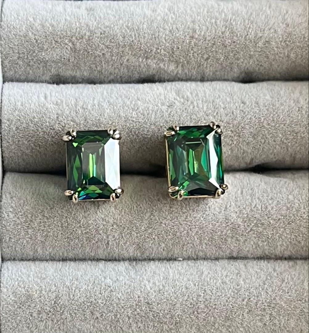 SWAROVSKI stilla スタッドピアス グリーン エメラルドカット