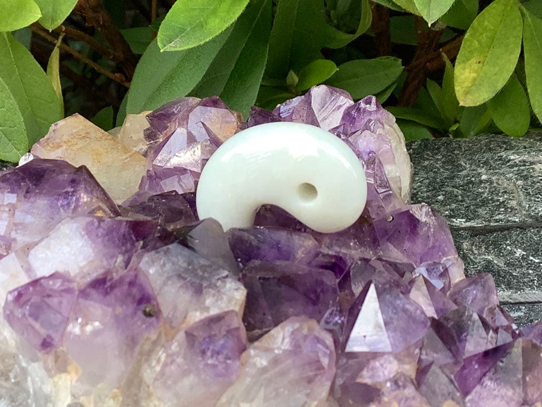 極上物✳きらきら味の素‼️小滝産糸魚川翡翠勾玉　氷の世界へアイスジェイド　鑑別書付