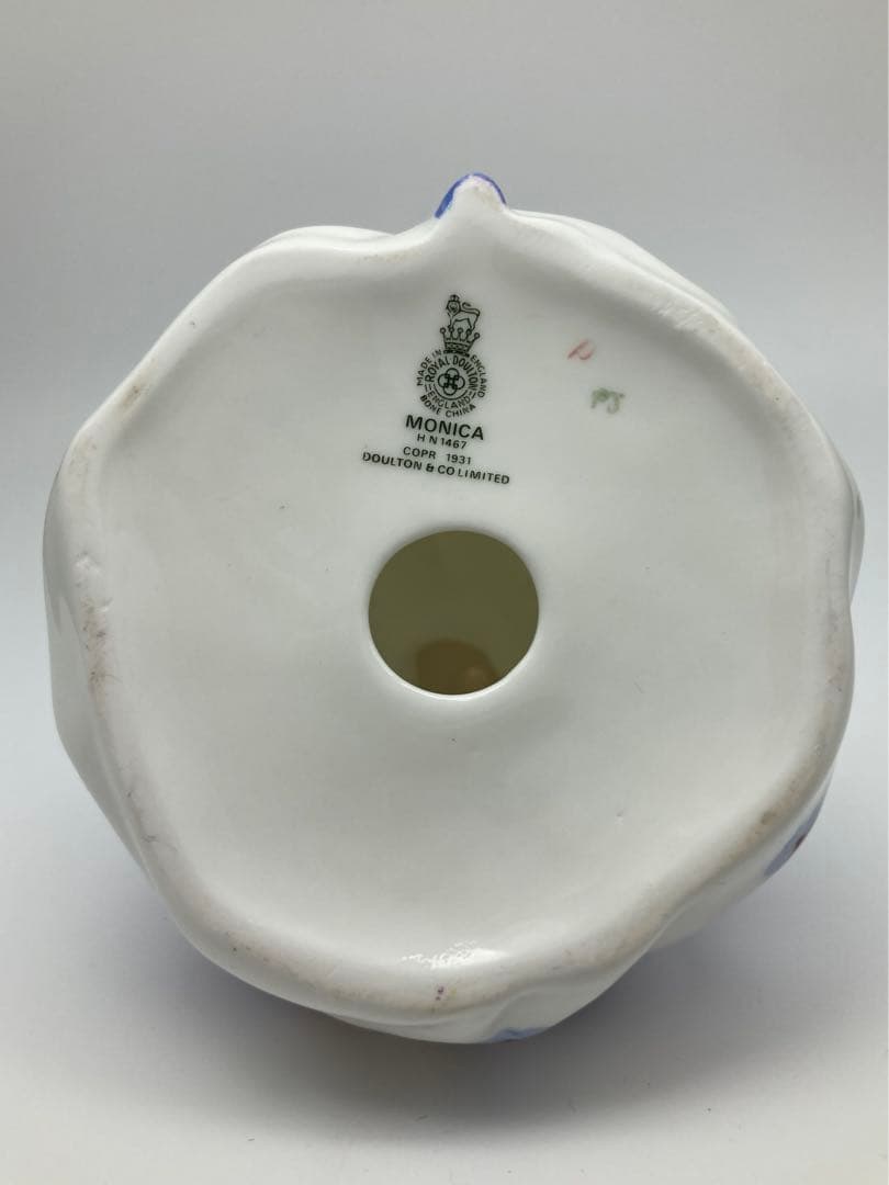 ロイヤルドルトン　フィギュリン　MONICA 陶磁器人形