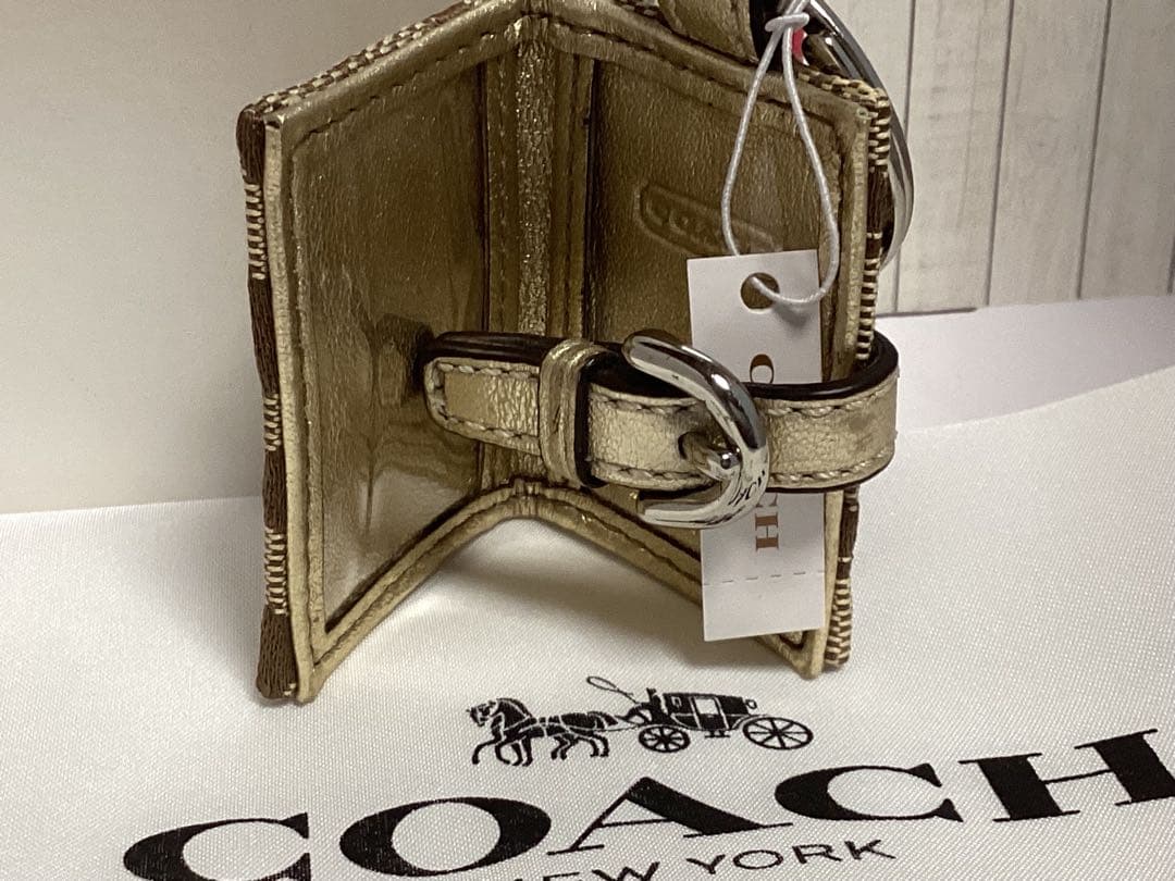 未使用美品タグ付きコーチ写真入れ手帳型COACH ロゴ入ブラウンキーホルダー本物