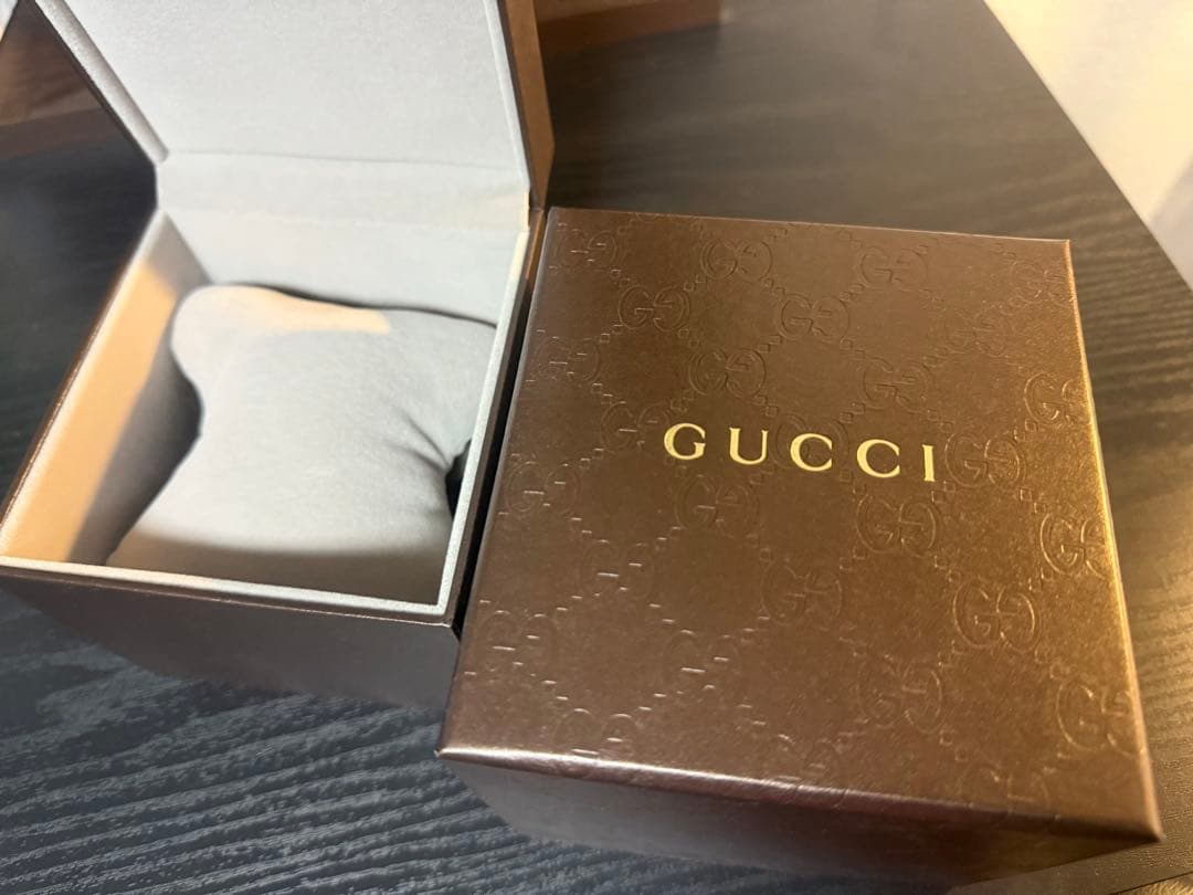 GUCCI メンズ 時計 Gラウンドデイト ホワイト&シルバー