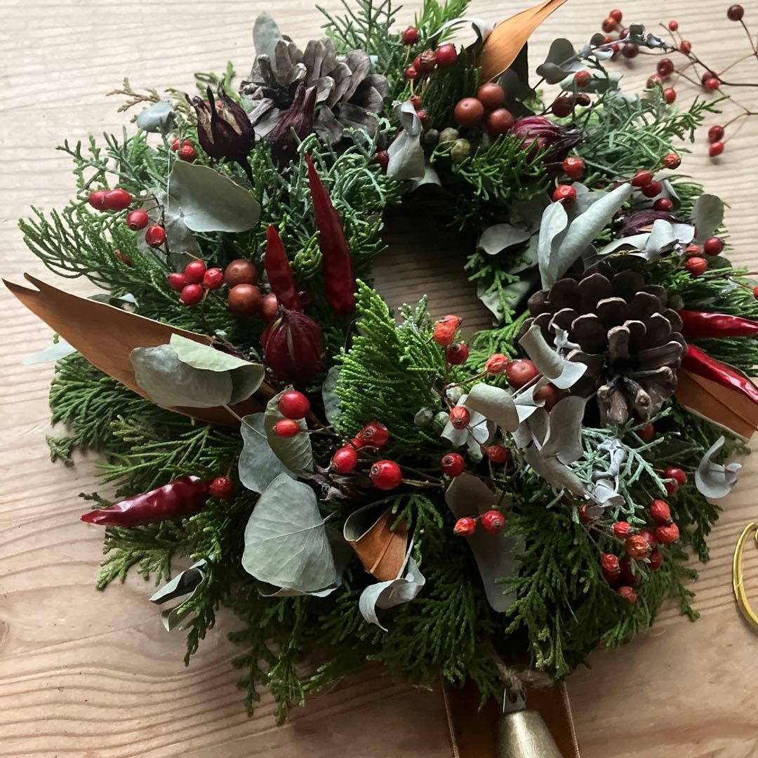グレビレアと赤いクリスマスリース　サンキライ　野ばらの実　ローゼル