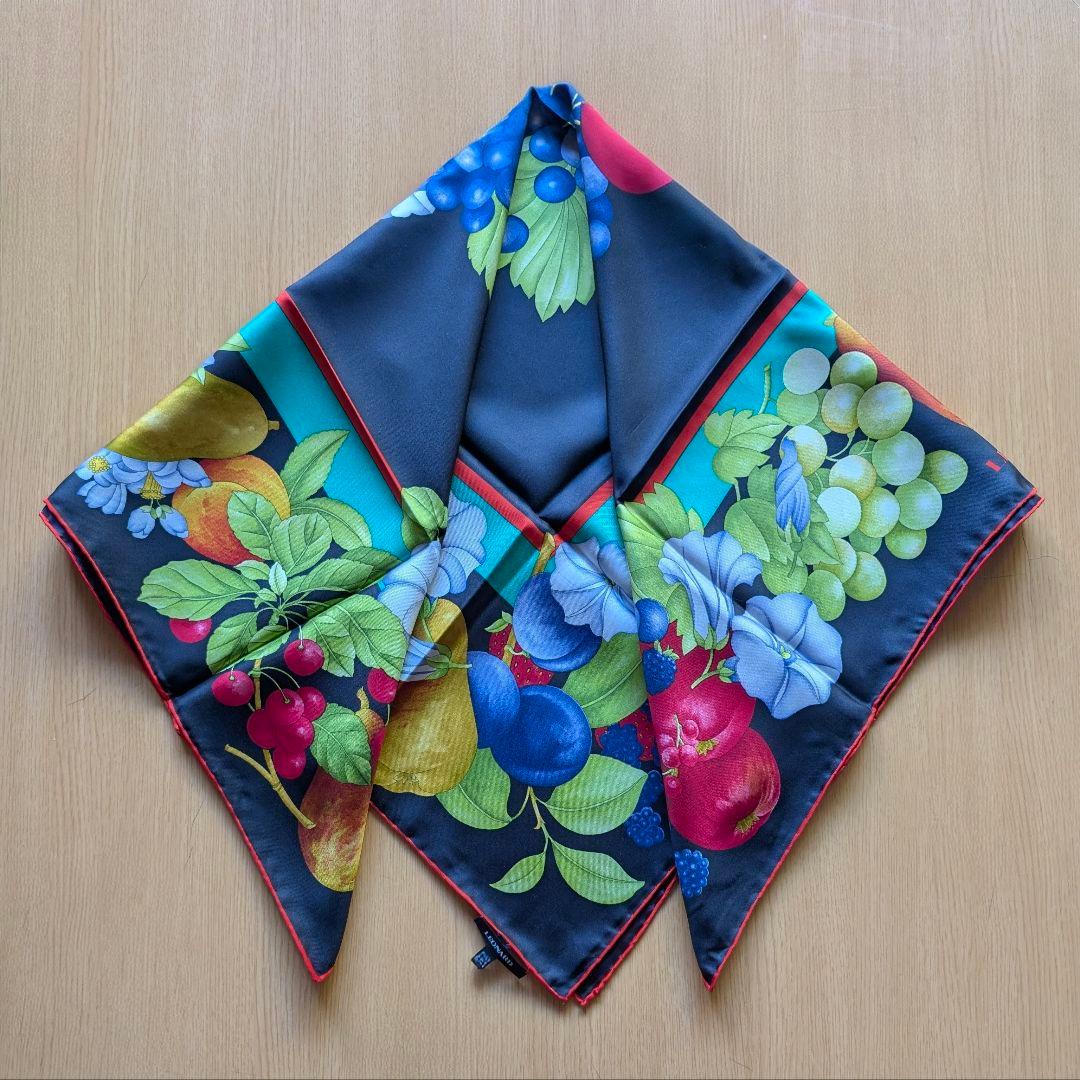 【未使用】LEONARD PARISイタリア製 大判シルクスカーフ(89cm)