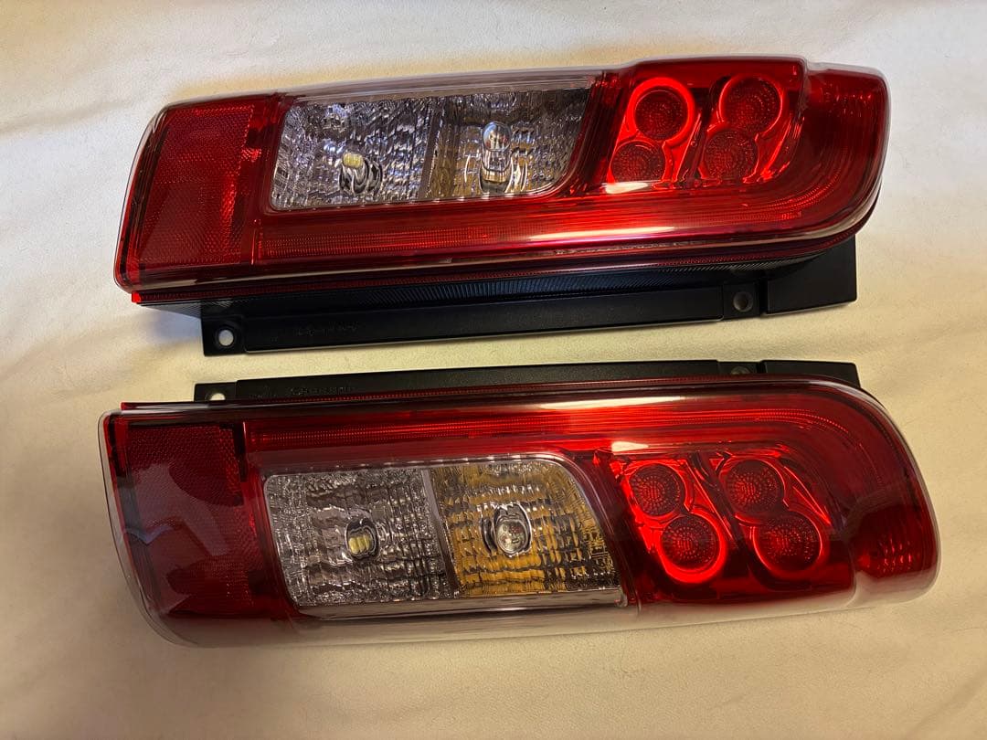 NV350 キャラバン 純正テールランプ