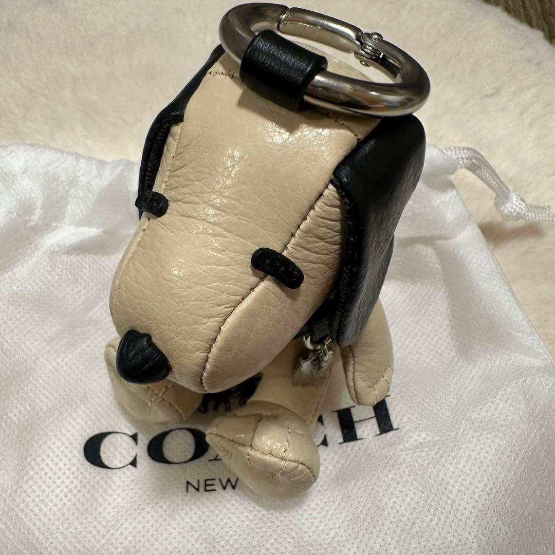 新品　COACH × PEANUTS スヌーピー キーホルダー
