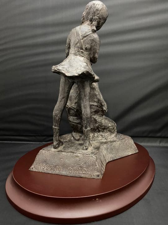 ブロンズ 肩叩き　銅製 彫刻 置物 台付　作家物　開運 骨董 美術 アンティーク