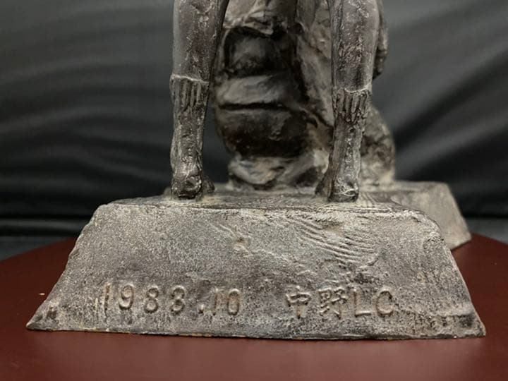 ブロンズ 肩叩き　銅製 彫刻 置物 台付　作家物　開運 骨董 美術 アンティーク