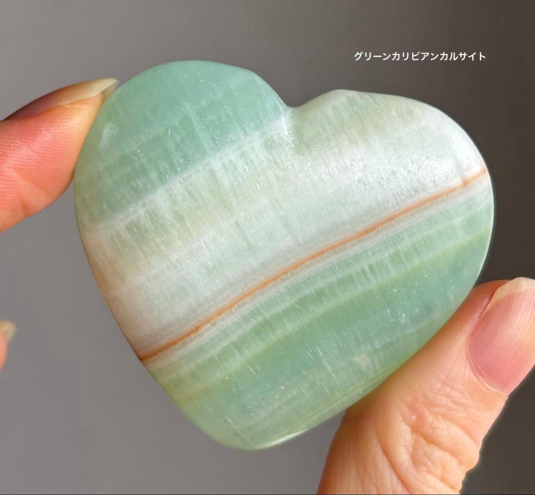 あ〜きゃん♬様　高品質　グリーンカリビアンカルサイト　ハート　握り石