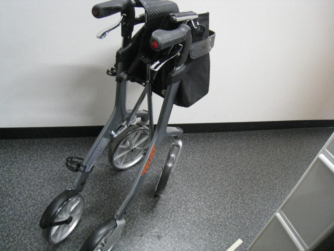 トラストケアウォーカー レッツフライ 歩行車 シルバーカー 竹虎
