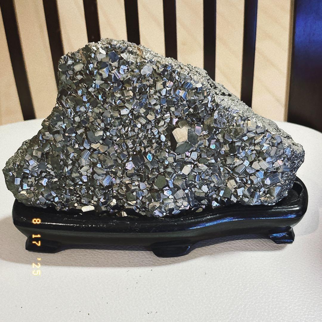 黄鉄鉱　自然石 黒色木製台座付き