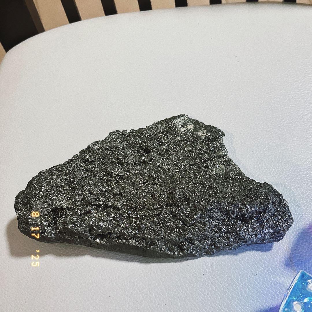 黄鉄鉱　自然石 黒色木製台座付き