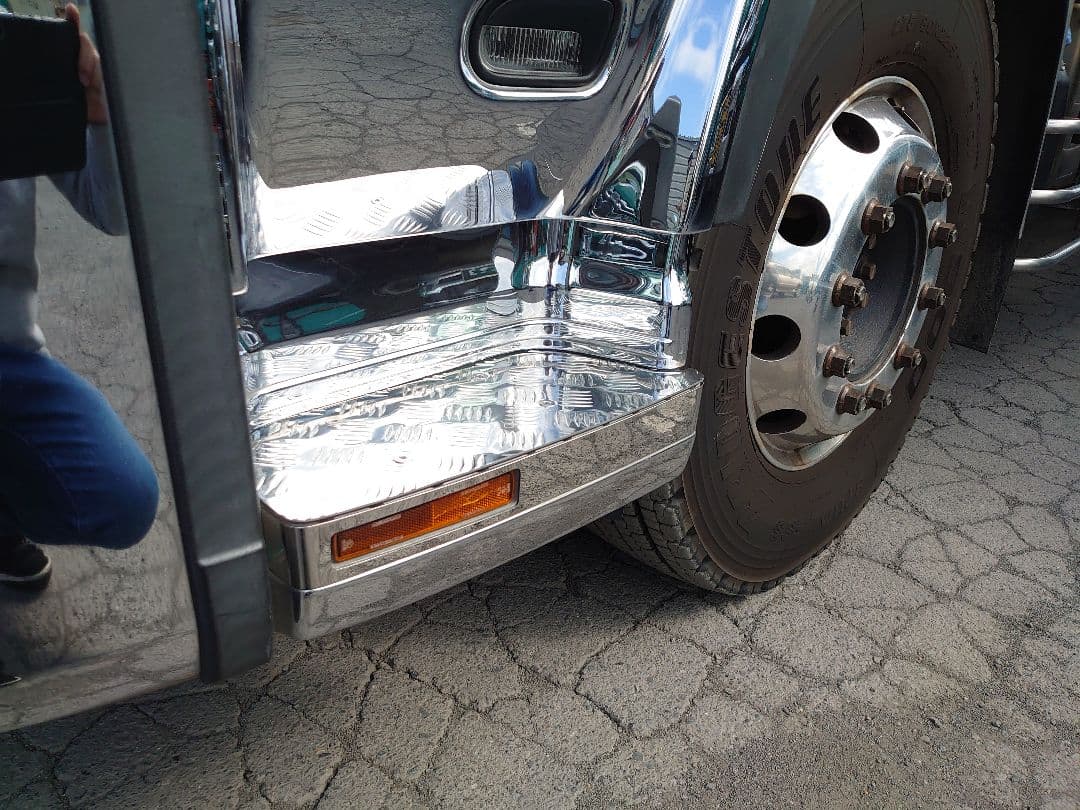 クオン　サイドステップ　アルミ縞板　下段セット　ボルトナット付き