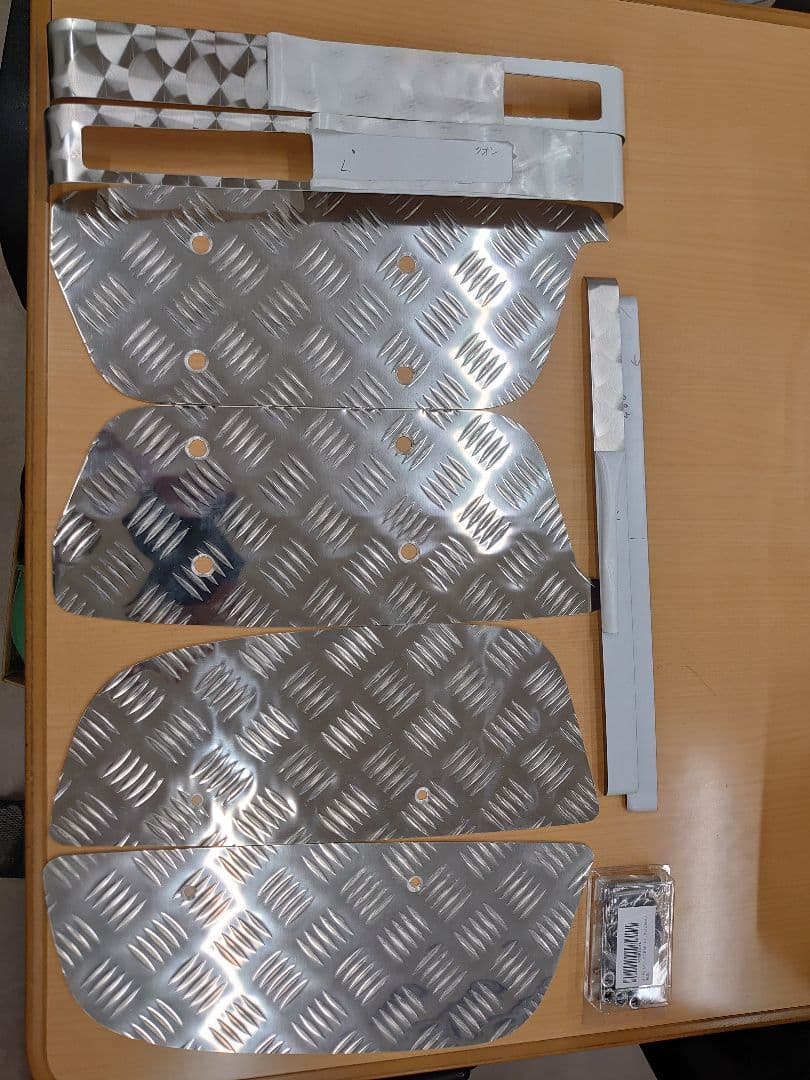 クオン　サイドステップ　アルミ縞板　下段セット　ボルトナット付き