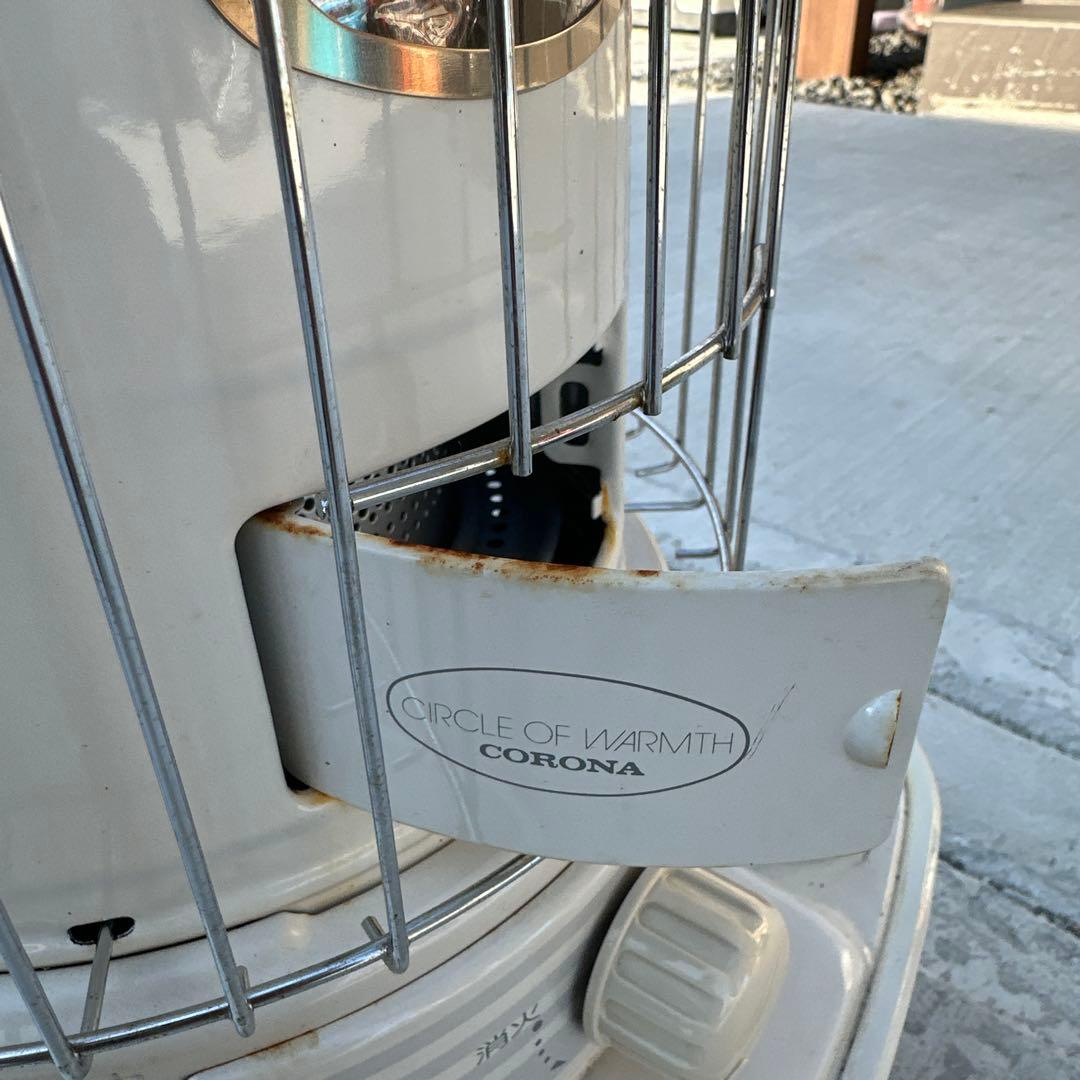 白い灯油ストーブ