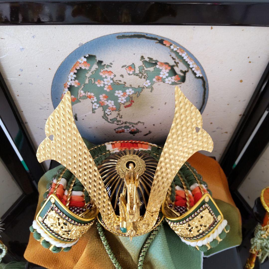 【美品】人形の東月木彫箔押竜頭御兜 平安好隆作 陣羽織付き 桜遊星緑セット