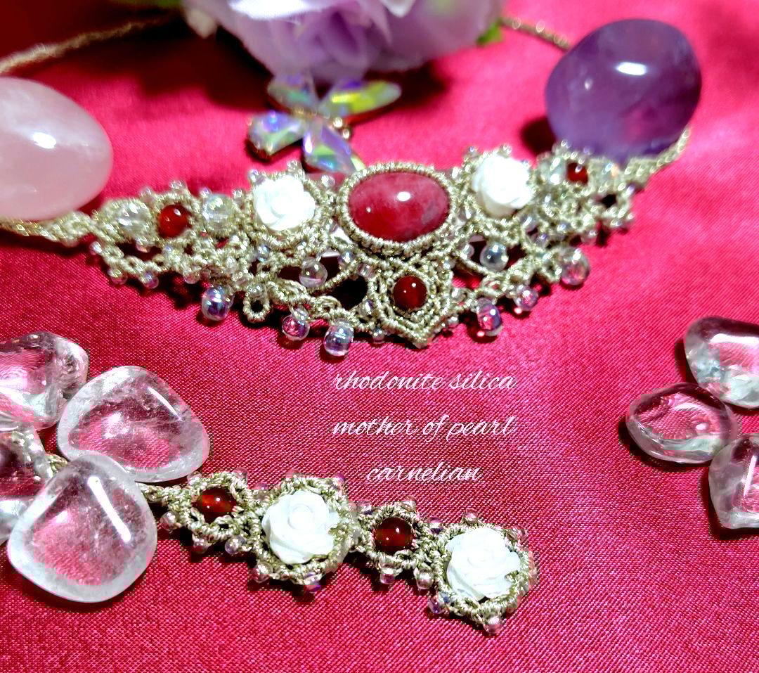 ✩ロードナイトシリカ、マザーオブパール、カーネリアンマクラメ編みネックレス