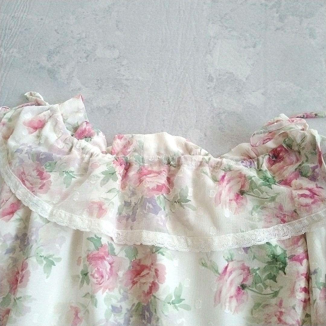 【ローズティアラ】未使用 46 洗える ローズプリント フリルカラー ブラウス