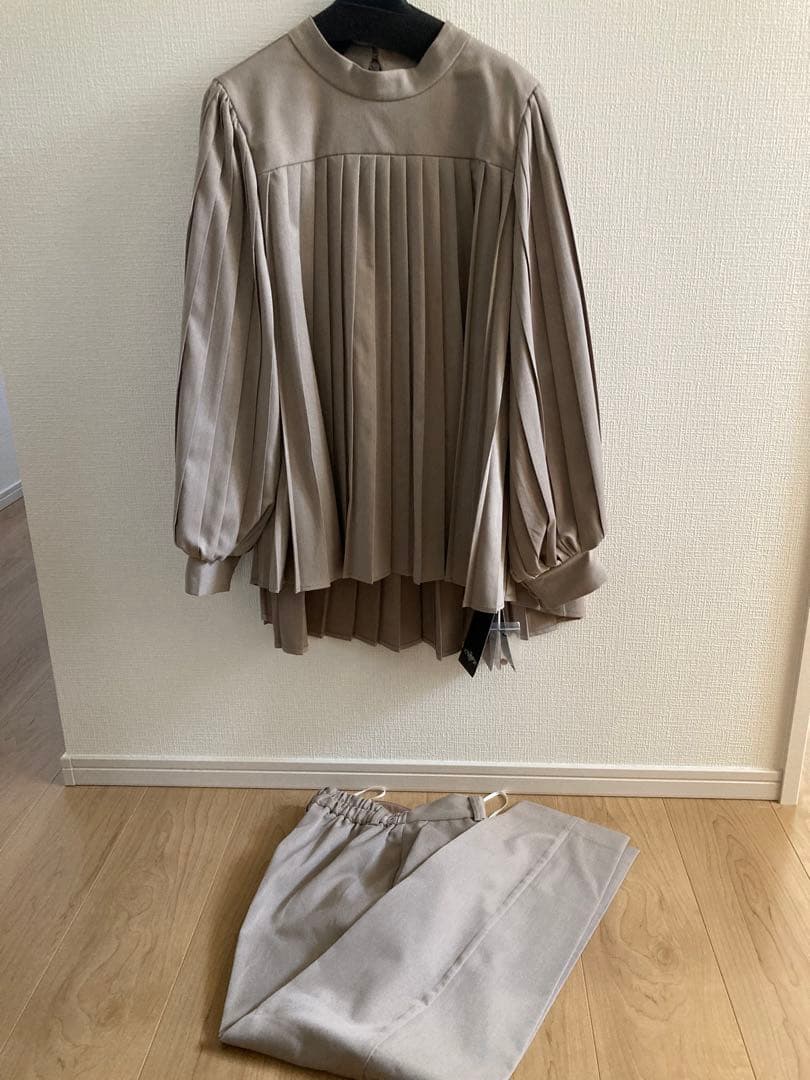 新品未使用】【2点セット】プリーツフレアトップス＆テーパードパンツセットアップ