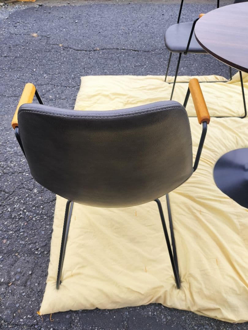 アデペシュ　パニッシュアームチェア　2脚とラウンドテーブル　ダイニングセット